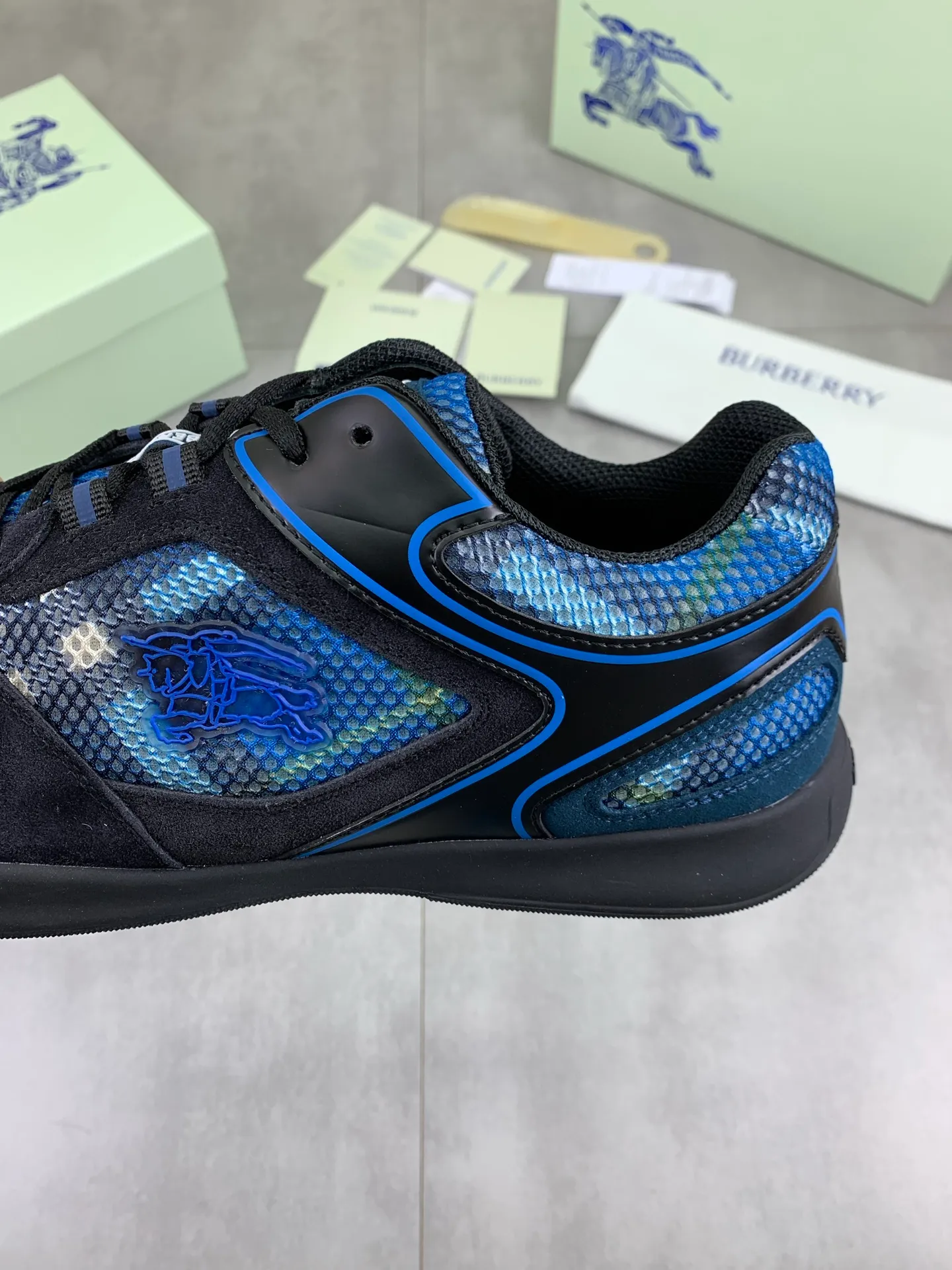 Factory price P720 [BURBERRY] Burberry - High-end quality original order - Upper: imported 🔝 original material - Inner lining: cowhide lining, feet; water-dyed cowhide - Outsole: ultra-light TPR rubber; two-color molded outsole - Ultra-high quality control·Fine workmanship: highlighted (high-end·nobility·grade) -Size: 36-46 for men and women Color: 4️⃣colors available